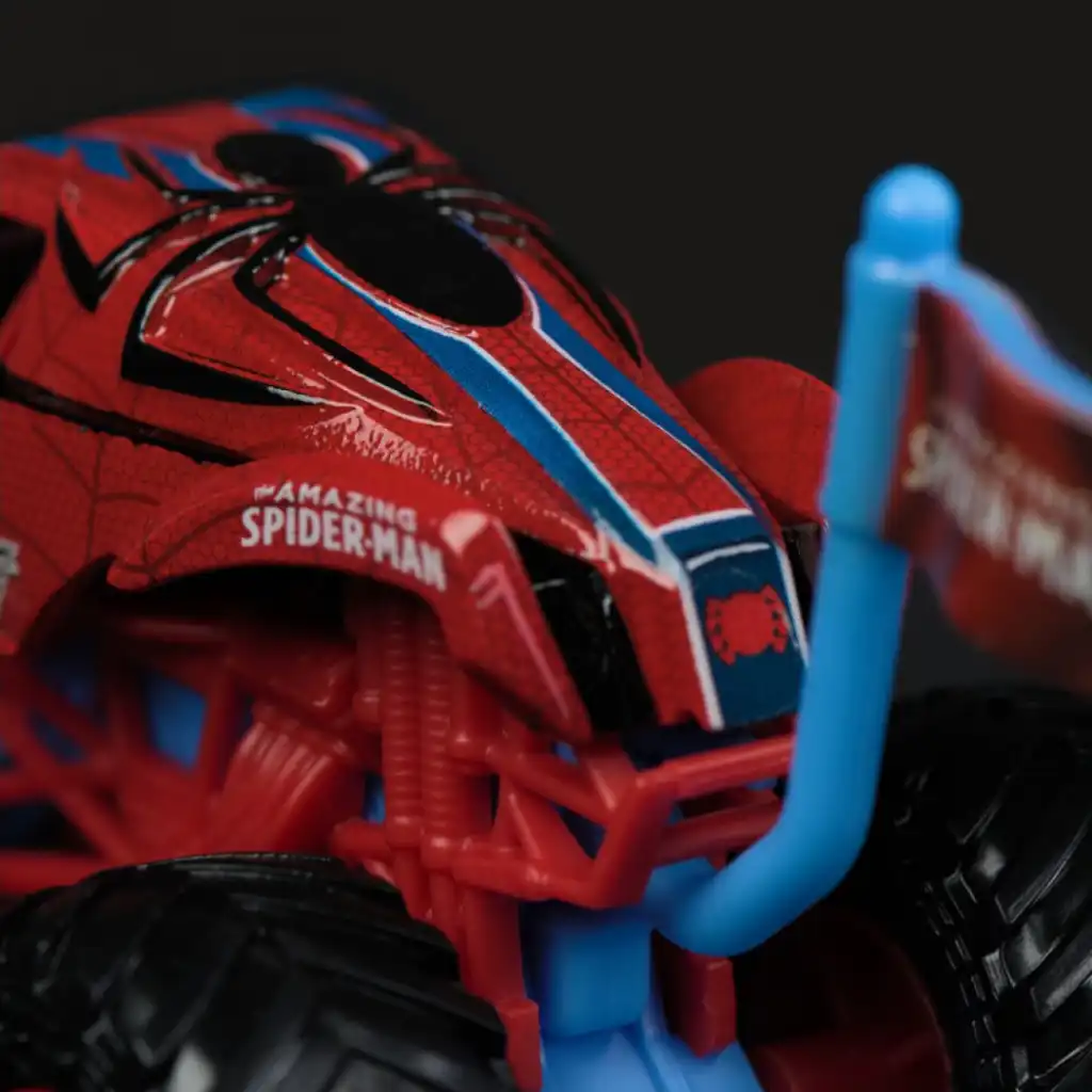 Maak je eigen epische stukken met de Spider-Man monstertruck.