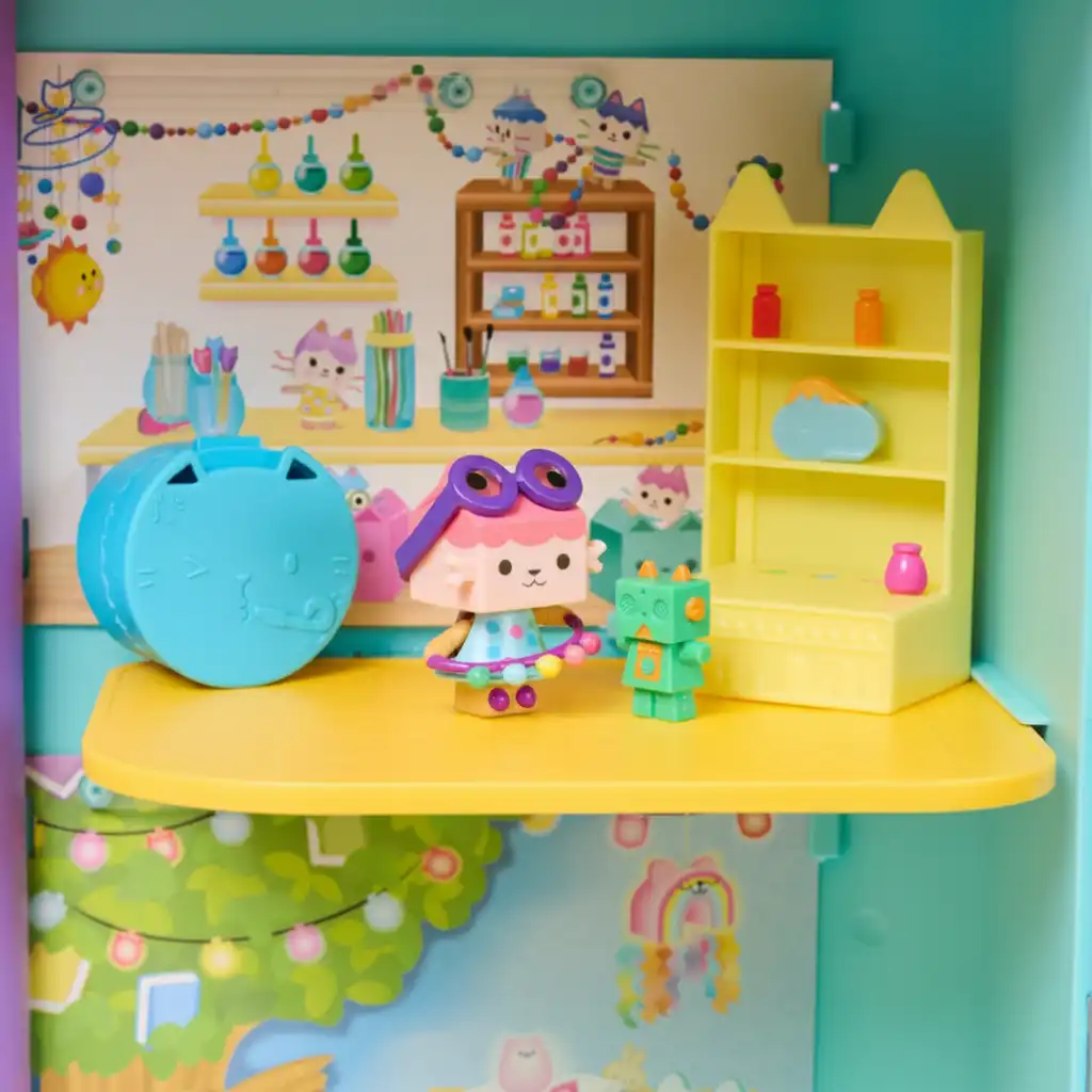 Gedetailleerde afwerking van het figuurtje Baby Kitty en haar creatieve accessoires.