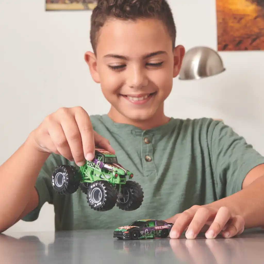 Eindeloos plezier bij het creëren van je eigen Monster Jam verhalen.