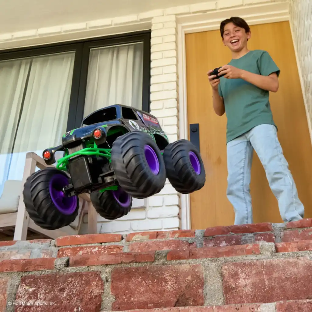 Creëer je eigen Monster Jam arena vol obstakels!