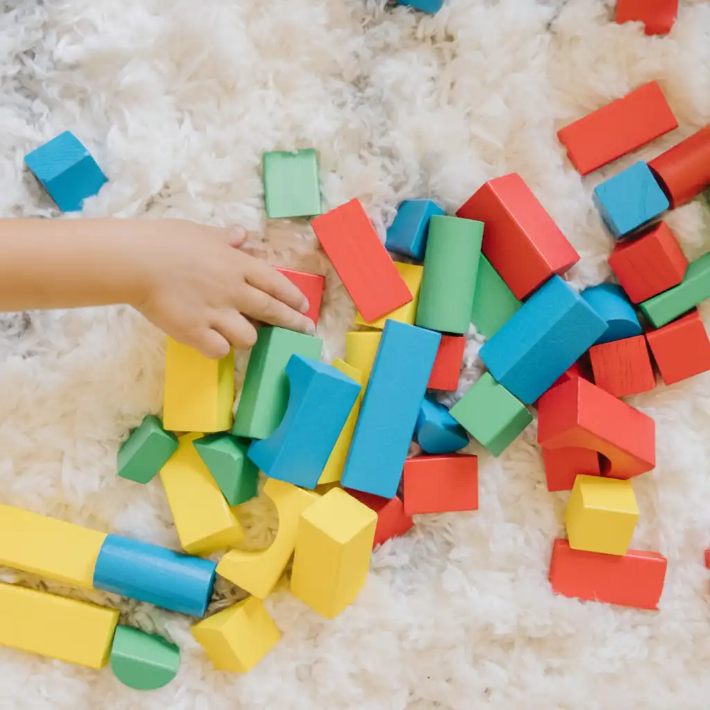 Kwalitatieve houten uitvoering die jaren intensief spelen doorstaat.