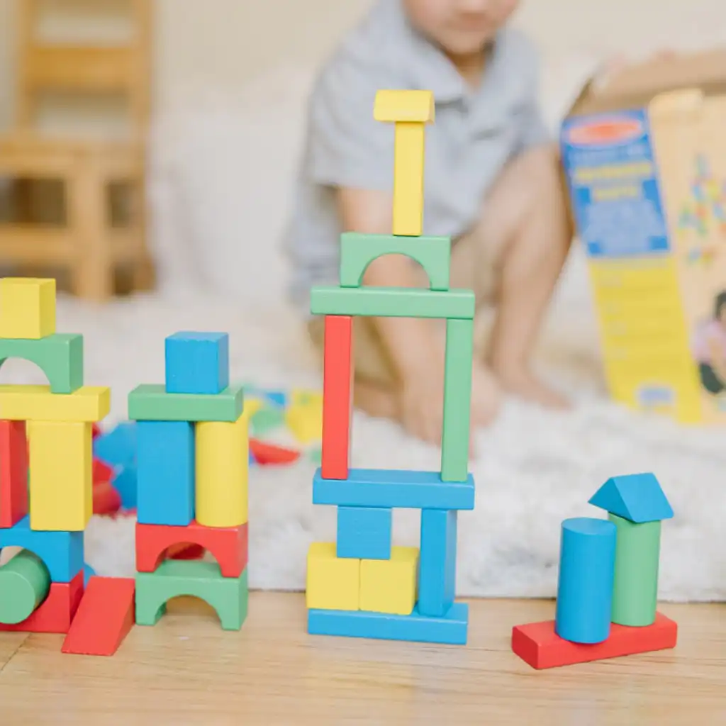 Stimuleer de creativiteit van kinderen met negen verschillende vormen blokken.