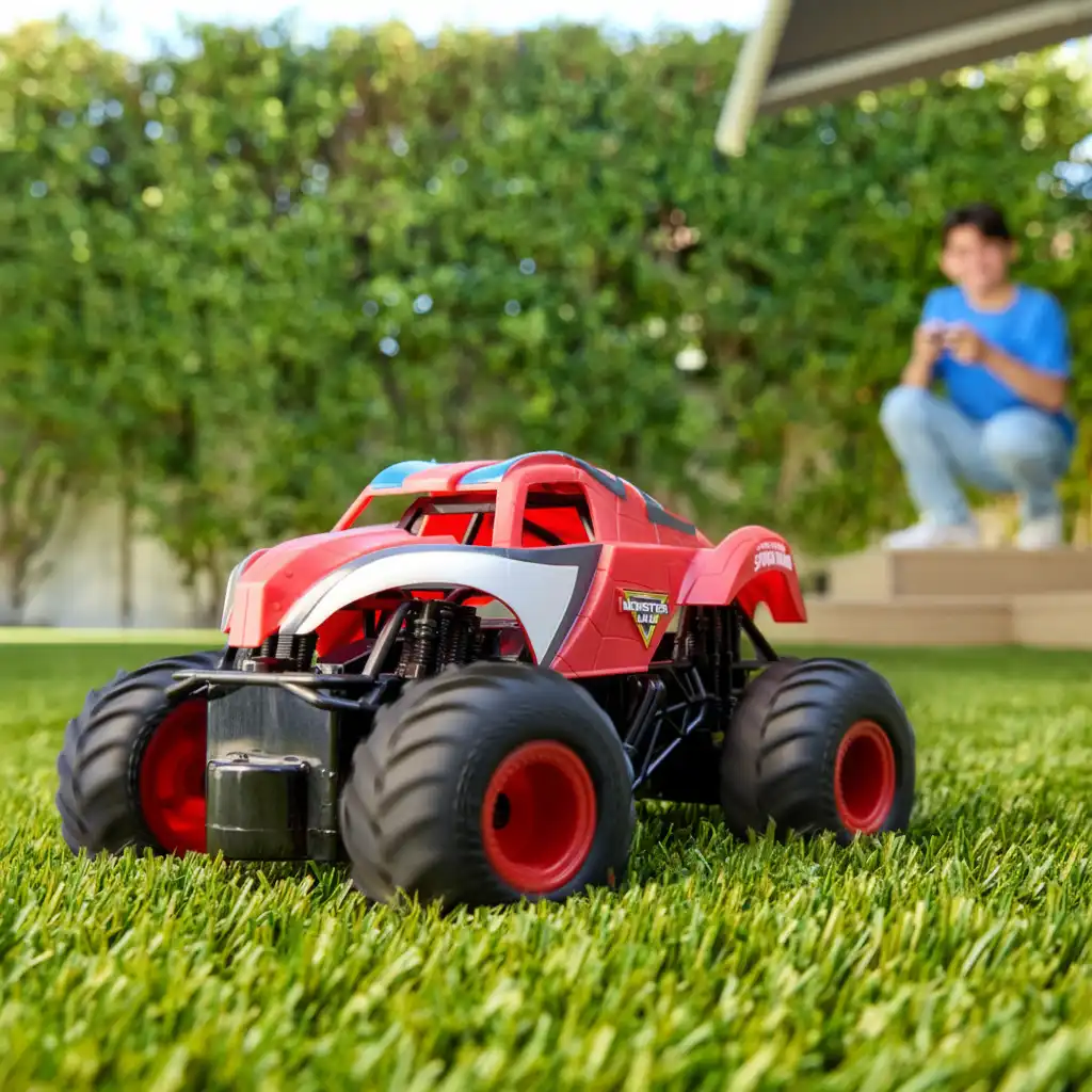 Maak je eigen stuntparcours voor de Spider-Man truck.