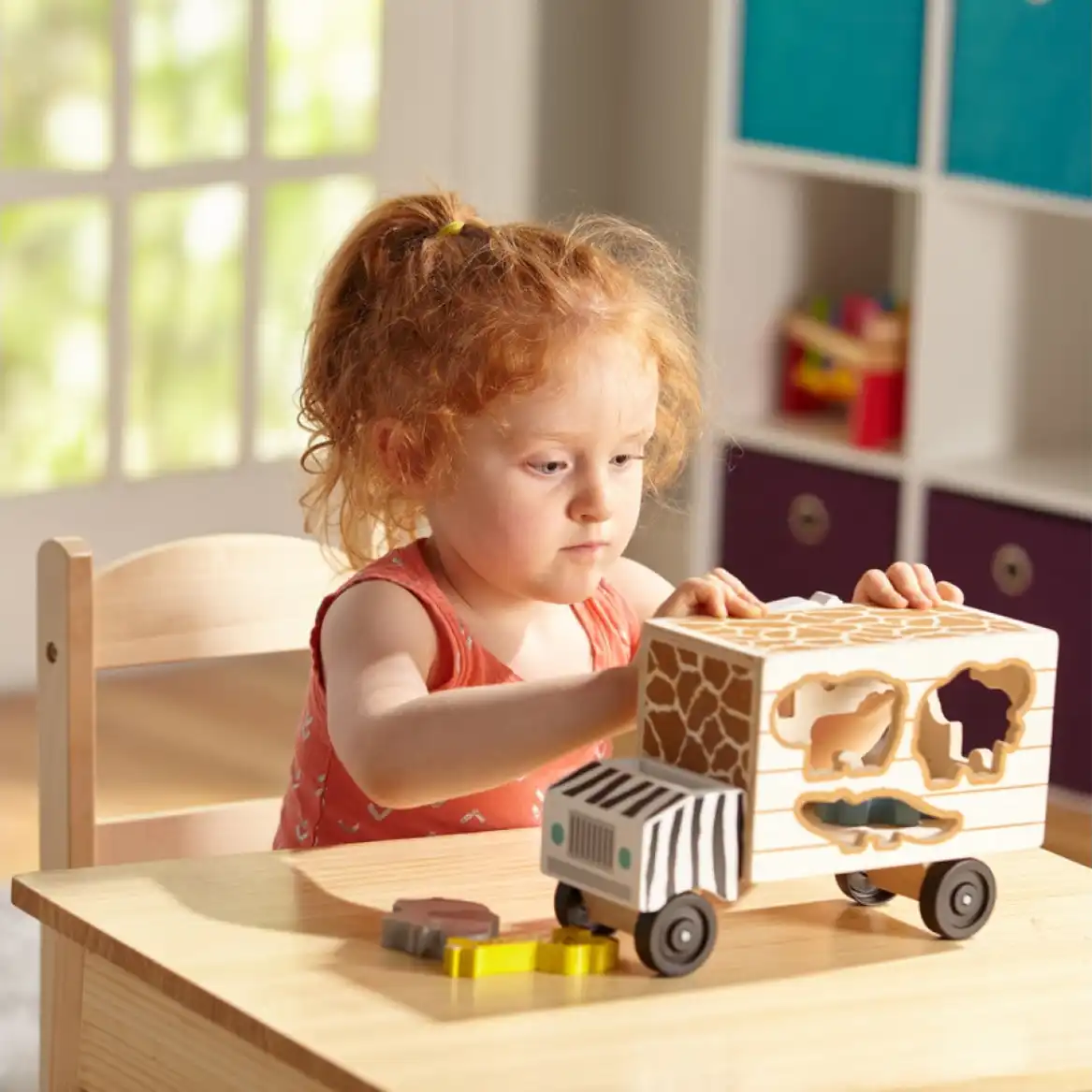 Veilig spelen met natuurlijke materialen voor kleine kinderen.