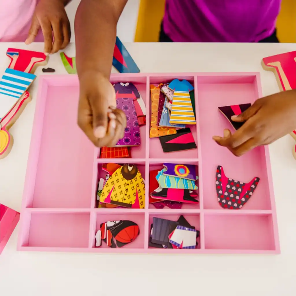 Gedetailleerd uitgewerkte houten poppen met rijk magnetisch accessoire.