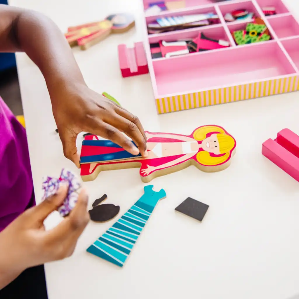 Praktische houten box voor perfecte orde in de kinderkamer.