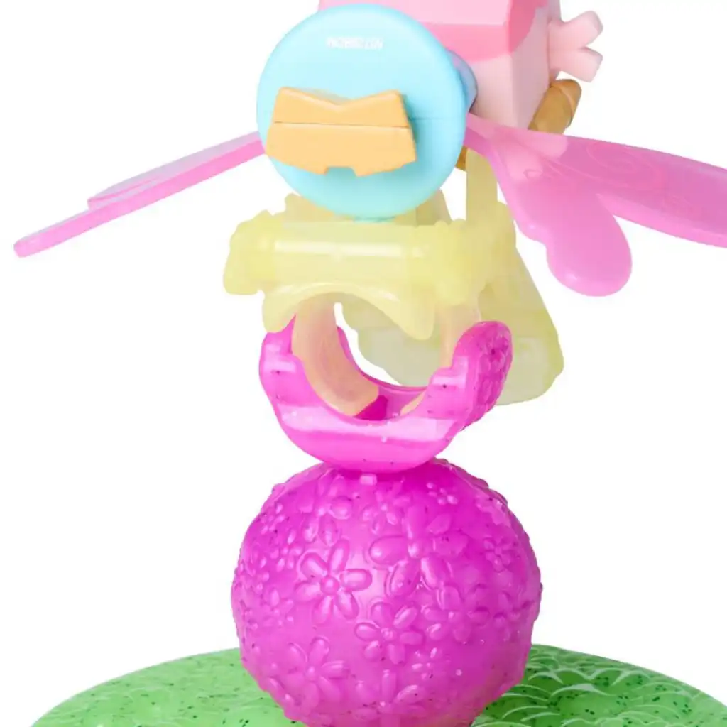 Precieze details van het Baby Kitty figuurtje op een stijlvolle paardenbloemstandaard.