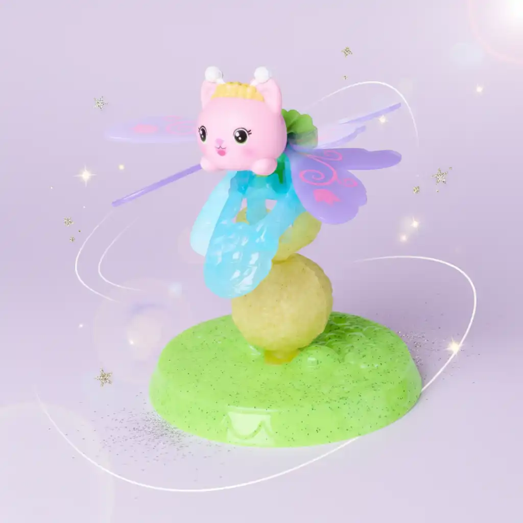 Gedetailleerde vervaardiging van het beeldje van de Kattenfee met functionele vleugels.